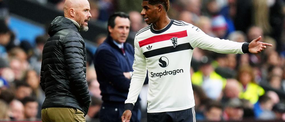 Marcus Rashford (r) und Manchester Uniteds damaliger Trainer Erik ten Hag.