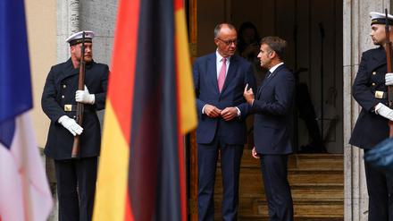 Herzliche Begrüßung: Bundeskanzler Friedrich Merz mit dem französischen Staatspräsidenten Emmanuel Macron in der Villa Borsig in Berlin.
