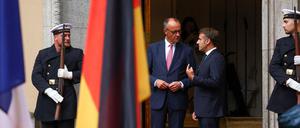 Herzliche Begrüßung: Bundeskanzler Friedrich Merz mit dem französischen Staatspräsidenten Emmanuel Macron in der Villa Borsig in Berlin.