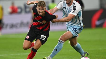Der frühere Frankfurter Jesper Lindström (l) spielt nun für den VfL Wolfsburg.