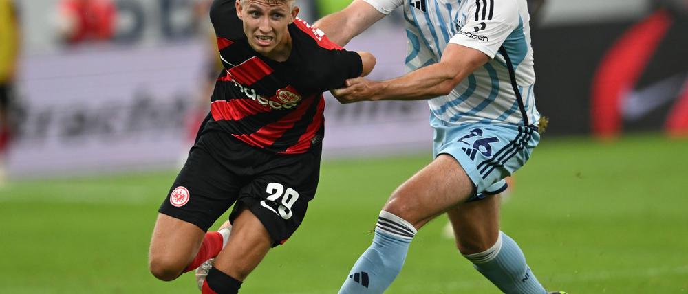 Der frühere Frankfurter Jesper Lindström (l) spielt nun für den VfL Wolfsburg.