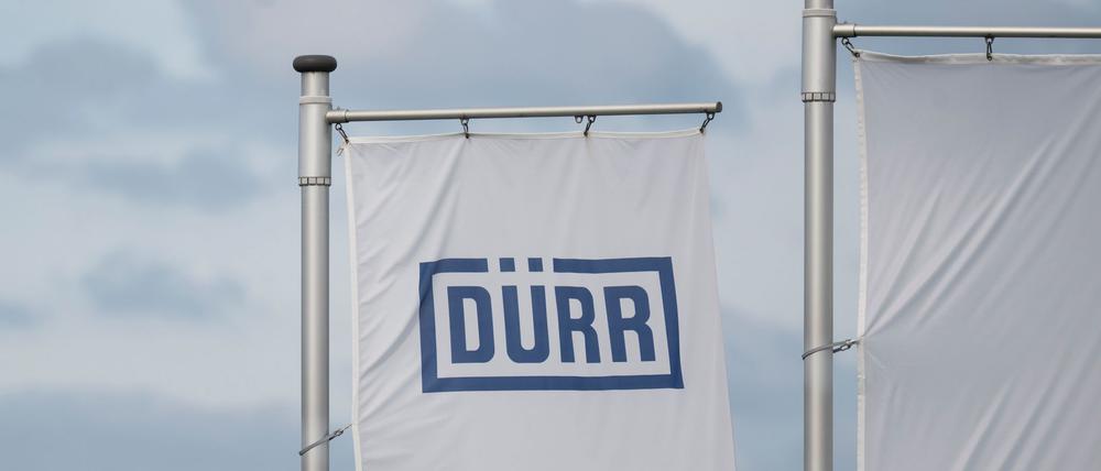Vor dem Hauptsitz in Bietigheim-Bissingen wehen Dürr-Flaggen.