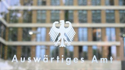 ARCHIV - 27.05.2025, Berlin: Der Bundesadler und der Schriftzug «Auswärtiges Amt» sind an einer Glasscheibe an einem Eingang zum Auswärtigen Amt zu sehen. (zu dpa: «Bundesregierung hält an Laser-Vorwurf fest») Foto: Katharina Kausche/dpa +++ dpa-Bildfunk +++