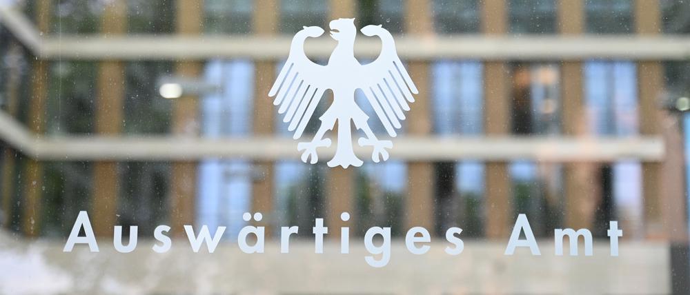ARCHIV - 27.05.2025, Berlin: Der Bundesadler und der Schriftzug «Auswärtiges Amt» sind an einer Glasscheibe an einem Eingang zum Auswärtigen Amt zu sehen. (zu dpa: «Bundesregierung hält an Laser-Vorwurf fest») Foto: Katharina Kausche/dpa +++ dpa-Bildfunk +++