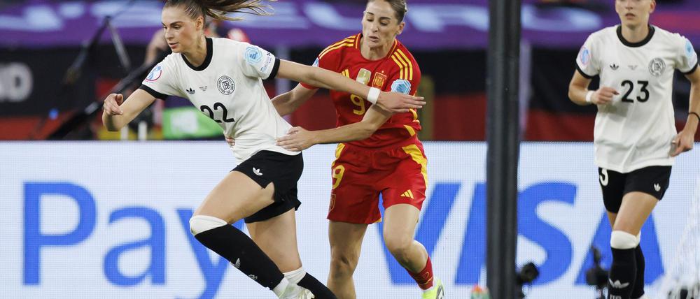 Aktivposten im deutschen Spiel: Jule Brand (l).