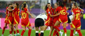Soccer Football - UEFA Women's Euro 2025 - Semi Final - Germany v Spain - Stadion Letzigrund, Zurich, Switzerland - July 23, 2025
Spain's Maite Zubieta, Spain's Alexia Putellas and Spain's Leila Ouahabi celebrate after the match REUTERS/Matthew Childs