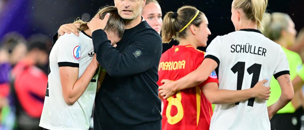 Trost für seine Spielerinnen: Bundestrainer Christian Wück.