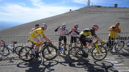 In den Alpen wird ein erneuter Schlagabtausch zwischen Tadej Pogacar (l.) und Jonas Vingegaard erwartet. 