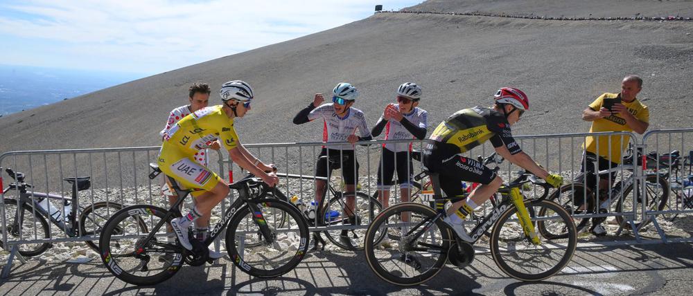 In den Alpen wird ein erneuter Schlagabtausch zwischen Tadej Pogacar (l.) und Jonas Vingegaard erwartet.