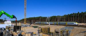 Der neue Bahnhof Fangschleuse entsteht in der Nähe der Tesla-Gigafactory. (Archivbild)