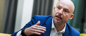 CSU-Landesgruppenchef Alexander Hoffmann macht einen Vorschlag, um den Koalitionsstreit über die Besetzung dreier Posten am Bundesverfassungsgericht zu lösen.