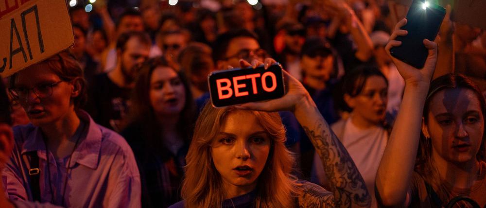 In Kiew und anderen ukrainischen Großstädten demonstrierten erneut Tausende für die Rücknahme eines kürzlich verabschiedeten Gesetzes.