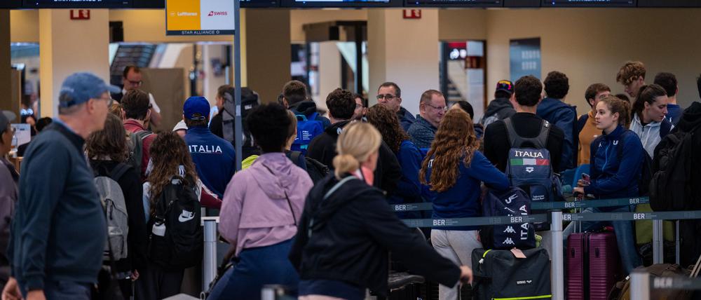 In Berlin und Brandenburg haben die Sommerferien begonnen - entsprechend voll wird es heute und in den nächsten Tagen am Flughafen BER.