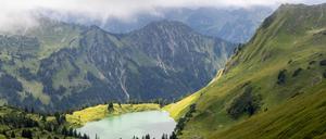 Licht am Seealpsee Das Sonnenlicht scheint auf den Seealpsee in den Alpen bei Oberstdorf., Oberstdorf Bayern Deutschland *** Light at the Seealpsee The sunlight shines on the Seealpsee in the Alps near Oberstdorf , Oberstdorf Bavaria Germany