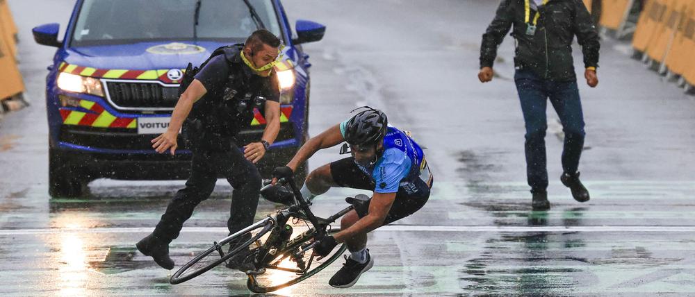 Ein Mann fährt bei der Tour de France unerlaubt über die Strecke.