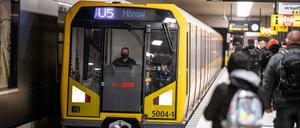 Fahrgäste der U5 müssen sich im Osten Berlins auf eine mehrwöchige Sperrung einstellen. (Archivbild)