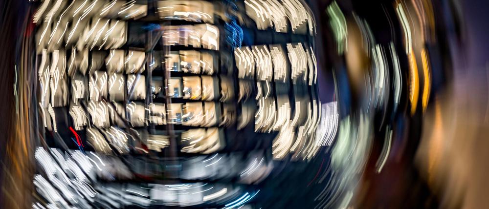 In der Finanz- und Versicherungsbranche wird am häufigsten länegr gearbeitet als vereinbart.