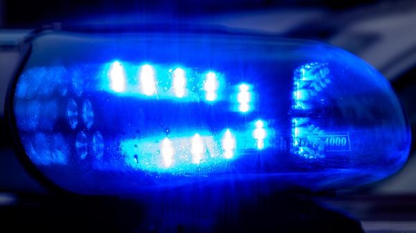 Blaulicht leuchtet auf einem Fahrzeug der Polizei. (Symbolbild)