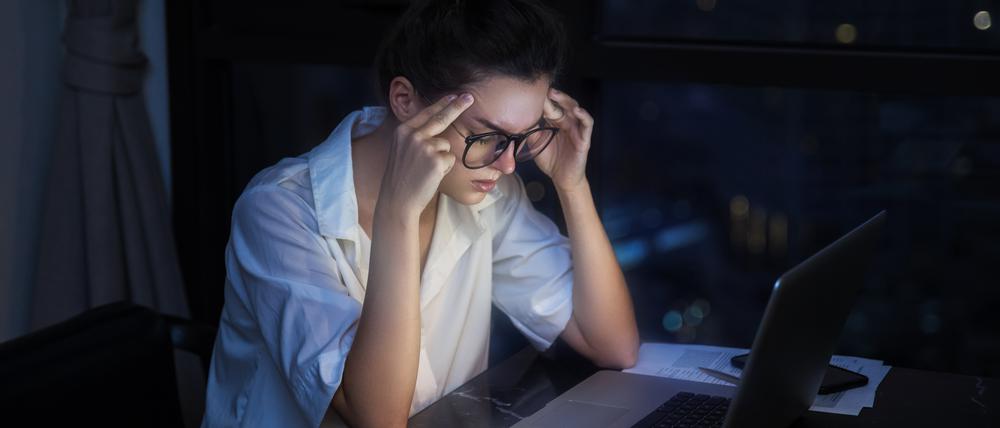 Nachts noch am Laptop: Viele Menschen arbeiten länger als sie müssten.