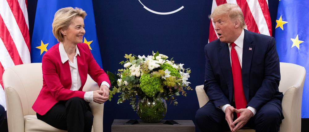Ursula von der Leyen und Donald Trump. Die EU und USA verhandeln derzeit über neue Zollsätze für den transatlantischen Handel. (Archivbild) 