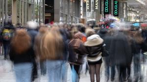 Menschen sind in der Einkaufsstraße „Zeil“ in Frankfurt am Main zu sehen.