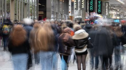 Menschen sind in der Einkaufsstraße „Zeil“ in Frankfurt am Main zu sehen.