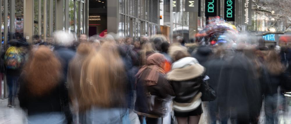 Hessen, Frankfurt/Main: Menschen hasten über die Einkaufsstraße „Zeil“. (Archivbild)