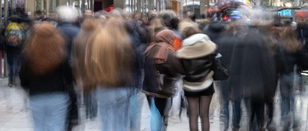 Menschen sind in der Einkaufsstraße „Zeil“ in Frankfurt am Main zu sehen.