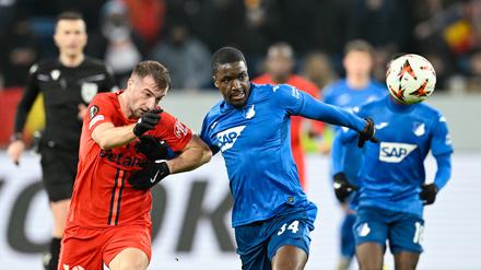 Stanley Nsoki (rechts) spielte von 2022 bis 2025 für Hoffenheim.