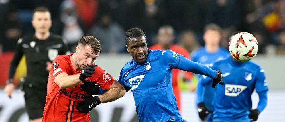 Stanley Nsoki (rechts) spielte von 2022 bis 2025 für Hoffenheim.