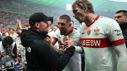 Nick Woltemade (r) will zum FC Bayern wechseln.