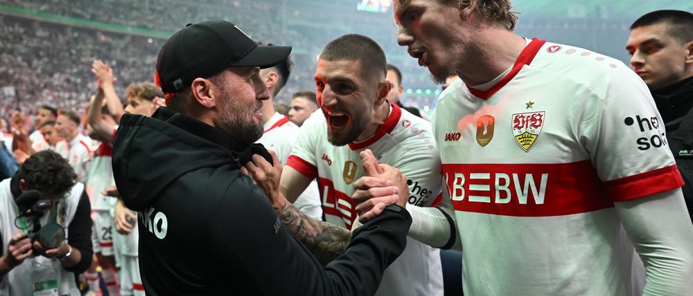 Nick Woltemade (r) will zum FC Bayern wechseln.