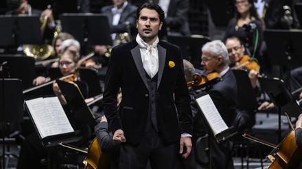 Leidenschaftlicher Titelheld: Jonathan Tetelman in der konzertanten Aufführung von Jules Massenets „Werther“ an der Deutschen Oper Berlin am 23.7.2025.