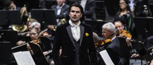 Leidenschaftlicher Titelheld: Jonathan Tetelman in der konzertanten Aufführung von Jules Massenets „Werther“ an der Deutschen Oper Berlin am 23.7.2025.