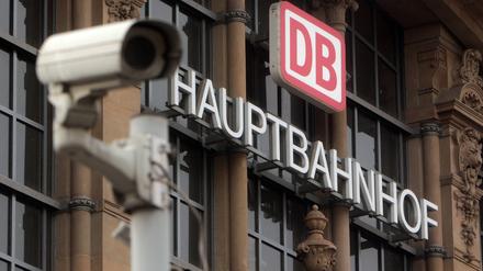 Eine Überwachungskamera ist vor dem Hauptbahnhof in Frankfurt am Main zu sehen.