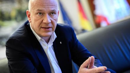 Kai Wegner (CDU), Regierender Bürgermeister von Berlin, faltet die Hände während eines Interviews. (Archivbild)