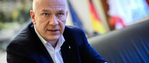 Kai Wegner (CDU), Regierender Bürgermeister von Berlin, faltet die Hände während eines Interviews. (Archivbild)
