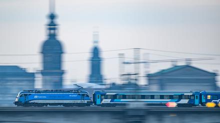 Ein Eurocity-Zug fährt durch Dresden. In einem Teil der Züge wird es weiterhin die beliebten Speisewagen mit frisch gekochtem Essen geben. (Archivbild)