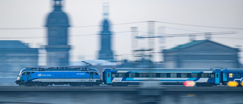 Ein Eurocity-Zug fährt durch Dresden. In einem Teil der Züge wird es weiterhin die beliebten Speisewagen mit frisch gekochtem Essen geben. (Archivbild)