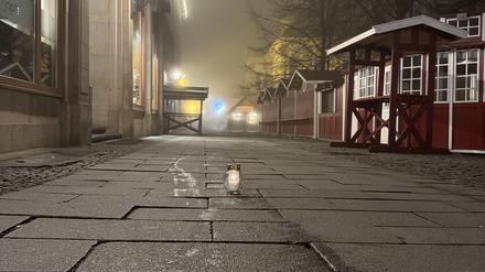 Ein Kerze am Tatort des Attentats in Magdeburg.