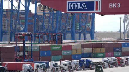 Lastwagen warten auf Container am Container Terminal Tollerort im Hamburger Hafen.