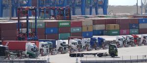Lastwagen warten auf Container am Container Terminal Tollerort im Hamburger Hafen.