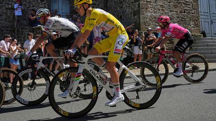 Nils Politt (l) ist der Edelhelfer von Rad-Superstar Tadej Pogacar.