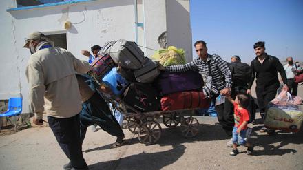 Aus dem Iran abgeschobene Afghanen an einem Grenzübergang
