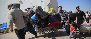 Aus dem Iran abgeschobene Afghanen an einem Grenzübergang