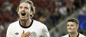 Deutschlands Nick Woltemade (l.) bejubelt sein Tor zum 3:0.