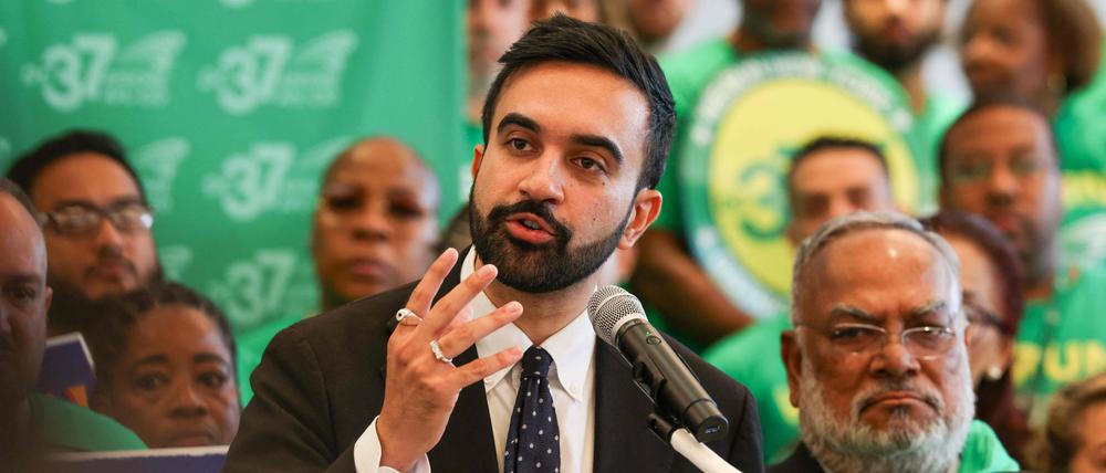 Zohran Mamdani, Bürgermeisterkandidat für New York, mit Anhängern.