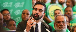 Zohran Mamdani, Bürgermeisterkandidat für New York, mit Anhängern.