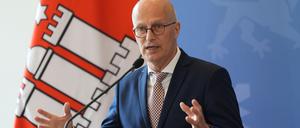 Hamburgs Bürgermeister Peter Tschentscher wirft den Berliner Behörden vor, die Abschiebung von mehreren Afghanen nach Schweden zu verhindern. 