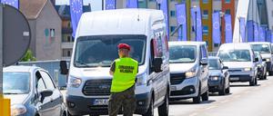 Ein polnischer Militärpolizist steht am Grenzübergang Stadtbrücke zwischen Frankfurt (Oder) in Brandenburg und dem polnischen Slubice. Pendler und Reisende stehen mit ihren Autos im Stau vor der polnischen Grenzkontrolle.